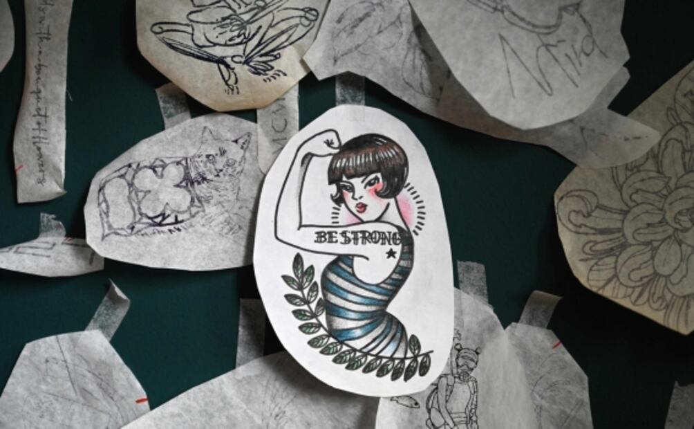 Tatuadora china graba con tinta las historias de sus clientas y se convierte en un símbolo de empoderamiento