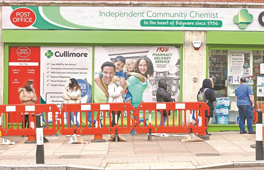 Una fila para vacunarse contra el coronavirus, con la dosis de AstraZeneca, en Edgware, Londres. Foto: Frank Augstein/ AP