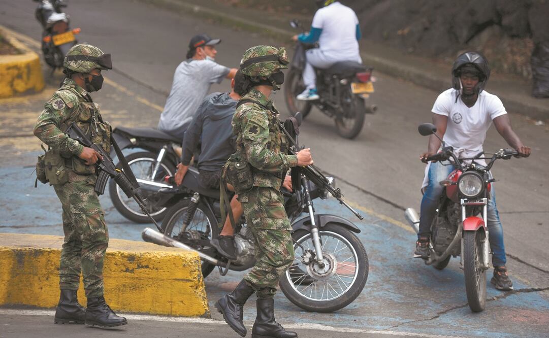 Soldados custodiaron las calles en Cali, luego de la orden del despliegue de las tropas del mandatario colombiano, Iván Duque. Foto: Ernesto Guzmán Jr. EFE