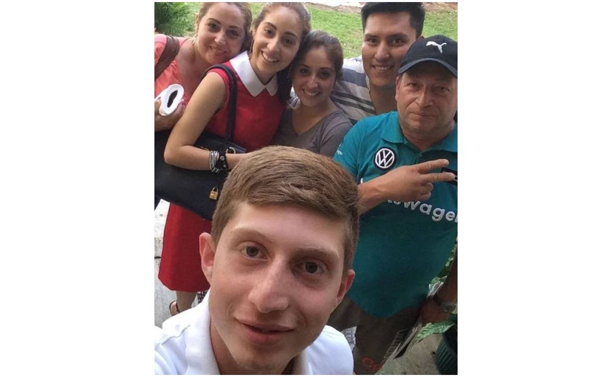 Con flores y fotos recuerdan a Octavio Ocaña a tres meses de su muerte 