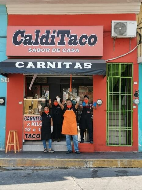 Regala carnitas a vendedores ambulantes afectados por el Covid-19 en Tabasco