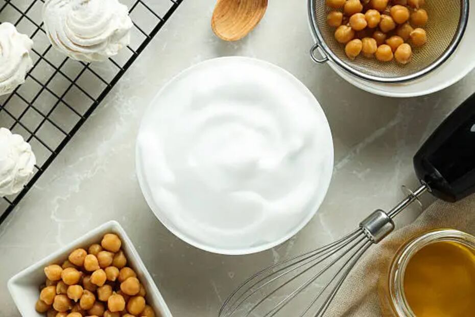 Bate el agua de garbanzos hasta conseguir una espuma blanca, y esa es la aquafaba. Foto: Unsplash