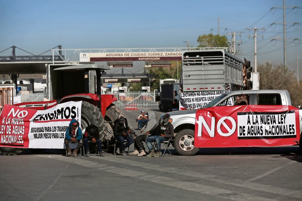 Agricultores de Chihuahua bloquearon otra vez los puentes internacionales de carga. Foto: de CHRISTIAN TORRES. EL UNIVERSAL