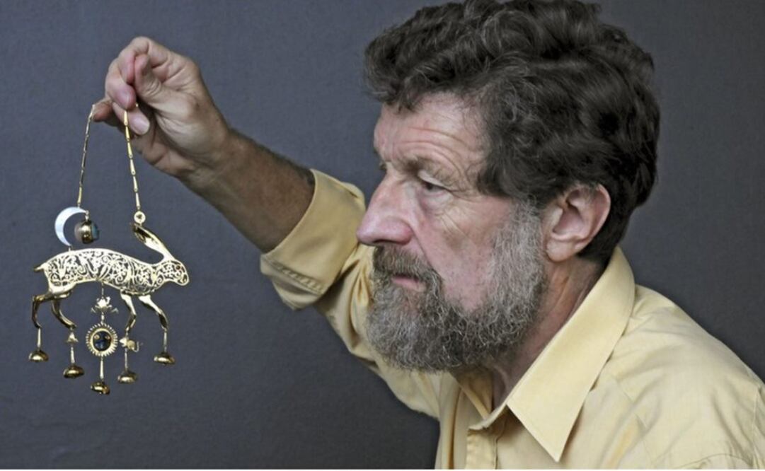 El artista Kit Williams, autor de "Masquerade", con la liebre dorada que fue el premio de la búsqueda del tesoro (Foto: BBC)