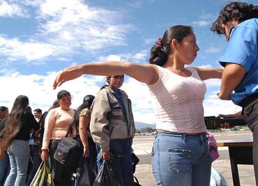 Avión de EU para deportados aterriza de emergencia en Guatemala