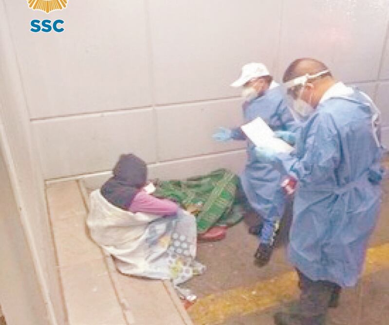 Caso sospechoso. Un hombre con posibles síntomas de Covid-19 fue auxiliado en las inmediaciones del Metro Morelos. ESPECIAL