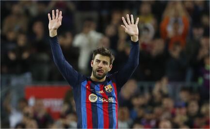 Gerard Piqué se retira festejando la victoria del Barcelona sobre el Almería