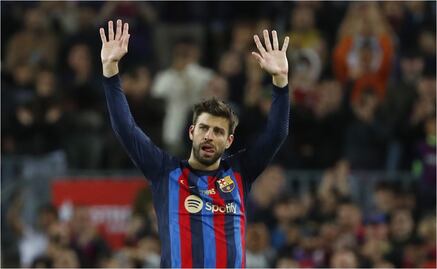 Gerard Piqué se retira festejando la victoria del Barcelona sobre el Almería