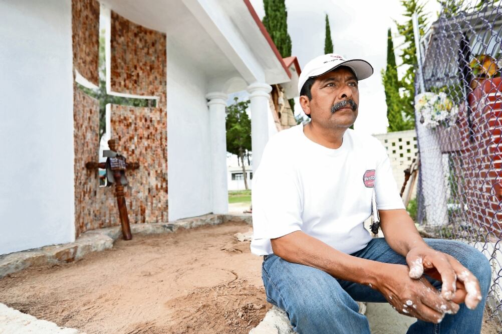 Sergio Luna Cruz continúa trabajando para terminar la tumba de su hijo Óscar Luna Aguilar, fallecido en el enfrentamiento del 19 de junio de 2016 (VALENTE ROSAS. EL UNIVERSAL)