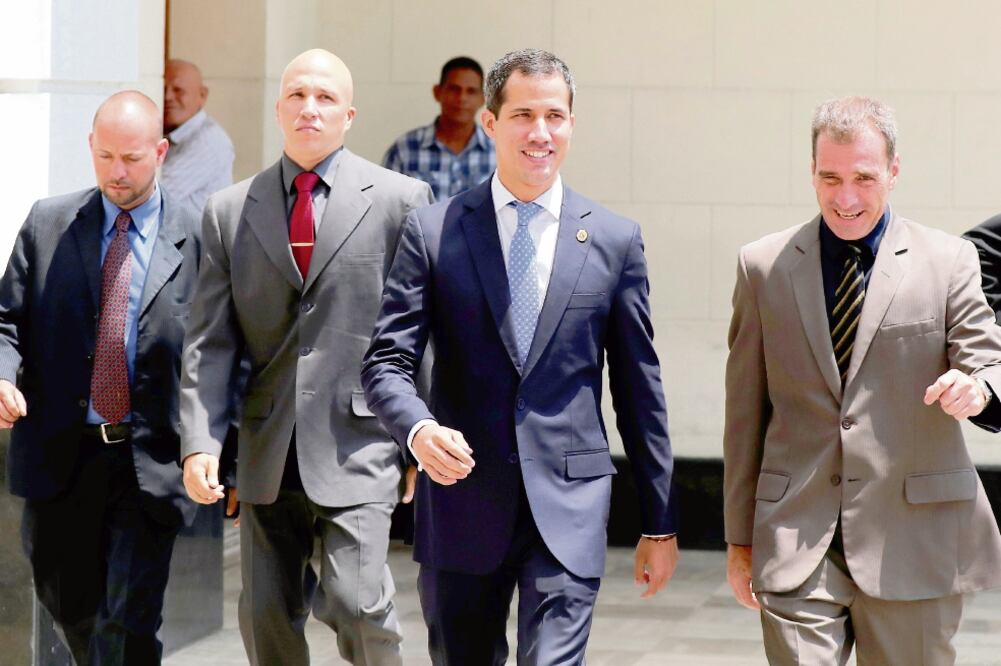 Opositor. Juan Guaidó, proclamado presidente encargado, ayer al llegar a la Asamblea Nacional, en Caracas. Foto: REUTERS