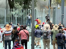 Maestros de CNTE desatan caos en la SEP; irrumpen por la fuerza y vandalizan instalaciones