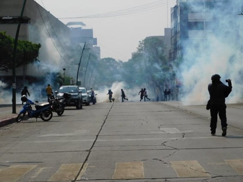 Estudiantes normalistas de enfrentan a la policía en Chiapas; hay dos uniformados lesionados