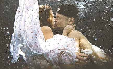 Residente combate al Covid con besos