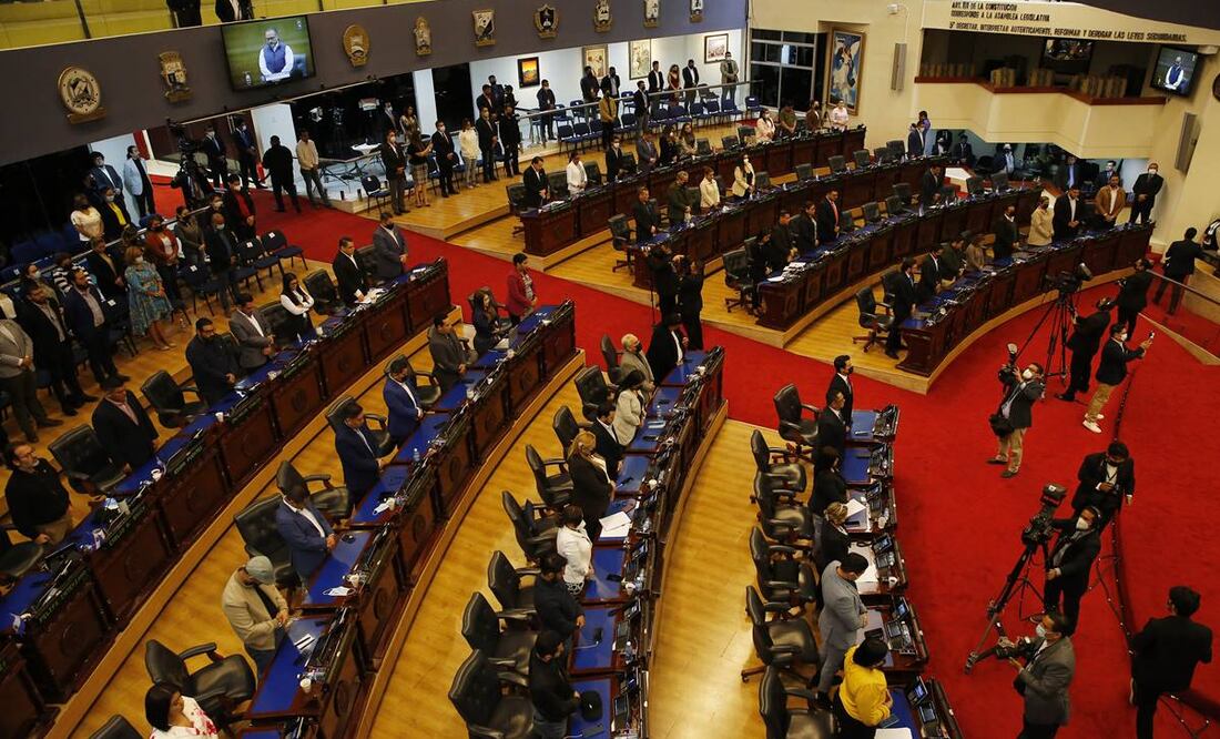 Diputados guardan minuto de silencio durante una sesión extraordinaria del congreso salvadoreño. Foto: Rodrigo Sura/EFE