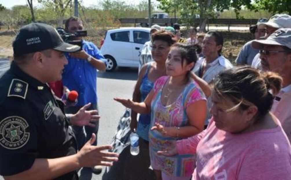 Vecinos bloquean vialidad en Mérida; exigen extinguir incendio