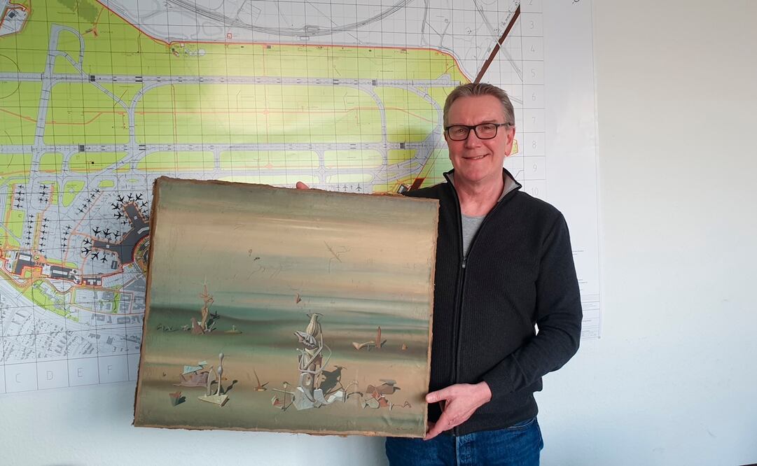 El jefe de detectives la policía de Duesseldorf, Michael Dietz, con una pintura del artista francés Yves Tanguy. Foto: Policía de Duesseldorf vía AP