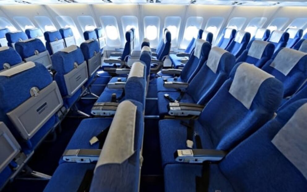 Qué aerolíneas ofrecen más espacio para las piernas en clase económica