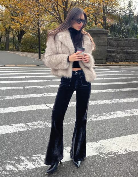 Las chamarras cropped de efecto pelo regresan con fuerza en clave Y2K.  Foto: Especial