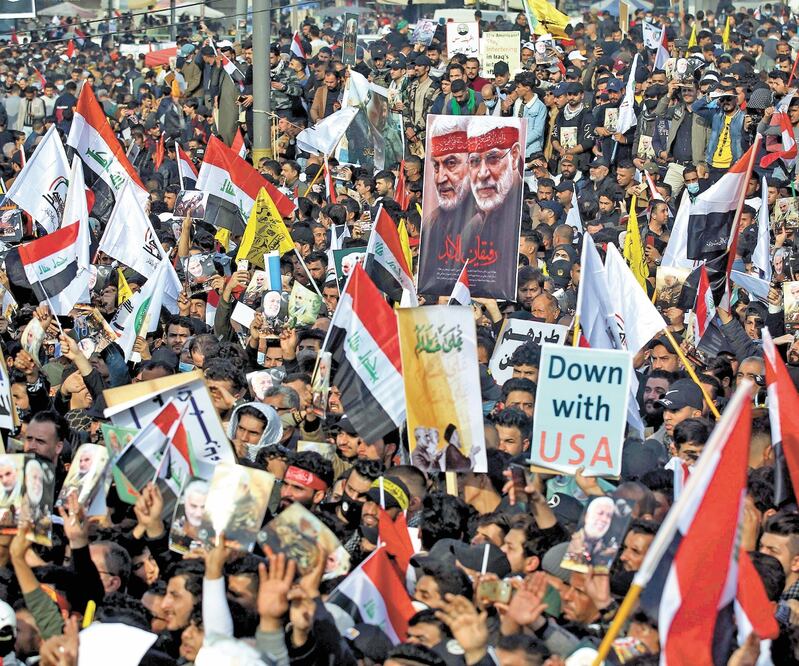 Los iraquíes levantaron banderas y carteles con el rostro de Soleimani, en la plaza Tahrir, Bagdad, para conmemorar su fallecimiento. AHMAD AL-RUBAYE. AFP