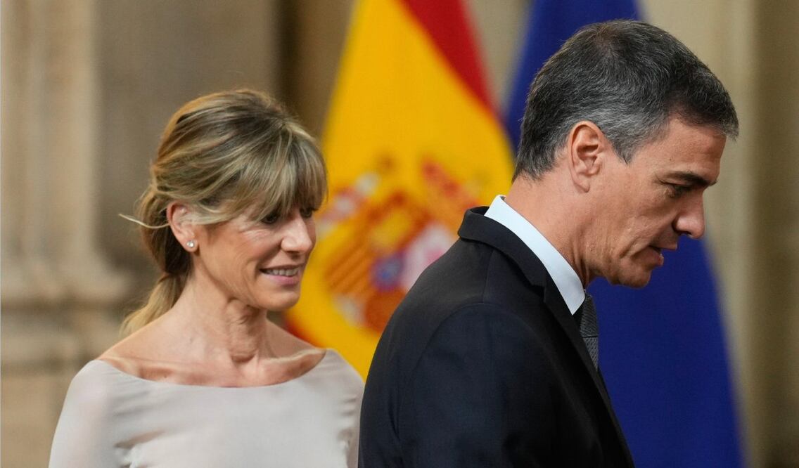 El presidente del Gobierno, Pedro Sánchez junto a su mujer Begoña Gómez a su llegada a la ceremonia de entrega de las condecoraciones al mérito civil en el Palacio Real en Madrid. Foto: EFE/Archivo