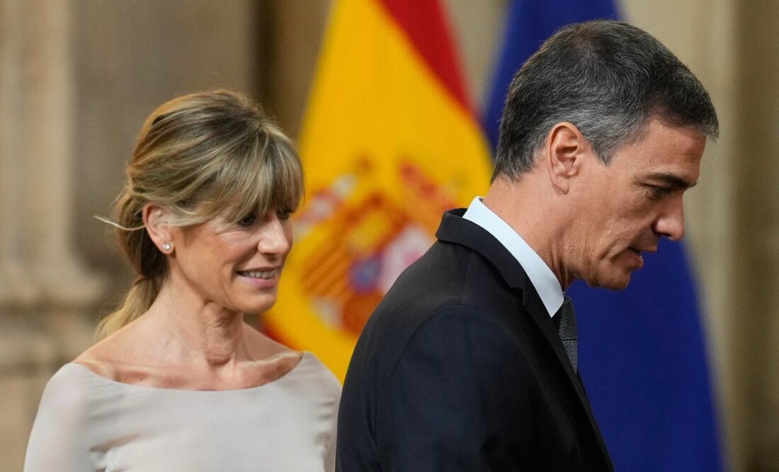El presidente del Gobierno, Pedro Sánchez junto a su mujer Begoña Gómez a su llegada a la ceremonia de entrega de las condecoraciones al mérito civil en el Palacio Real en Madrid. Foto: EFE/Archivo