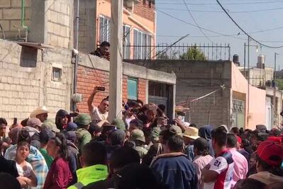 Pobladores intentan linchar a presuntos ladrones de automóviles en Toluca