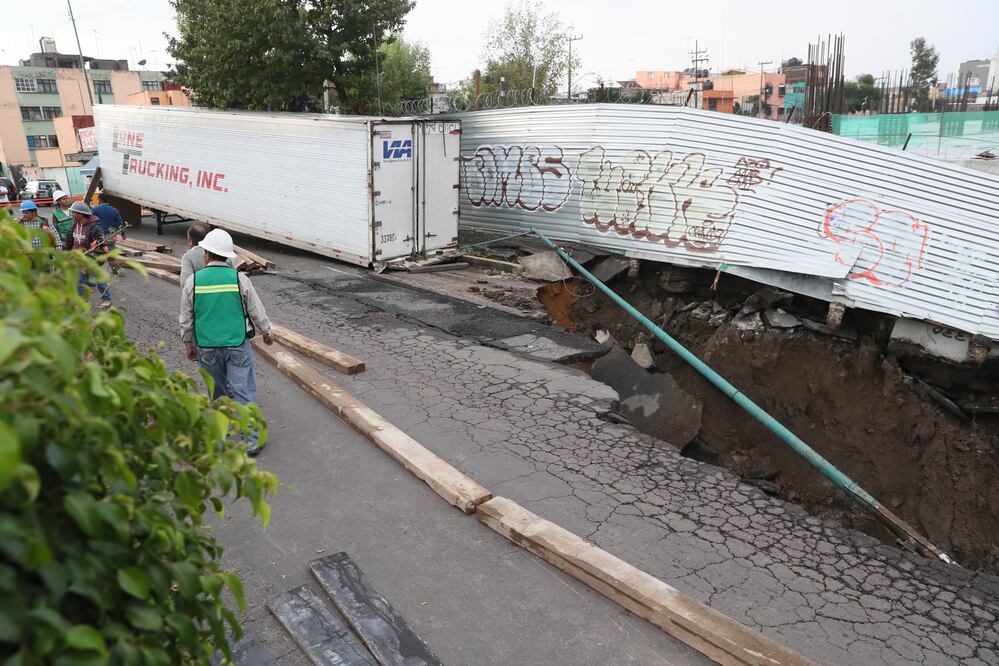 Socavón en Avenida Oceanía (HUGO GARCÍA. EL GRÁFICO)