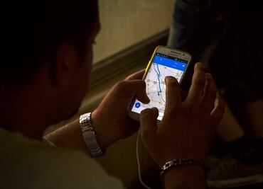 Refugiados intercambian en Facebook rutas hacia Europa