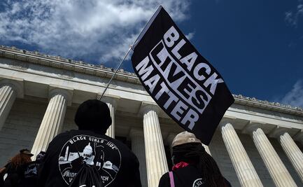 Afroamericano baleado en EU está esposado en una cama de hospital, denuncia su padre