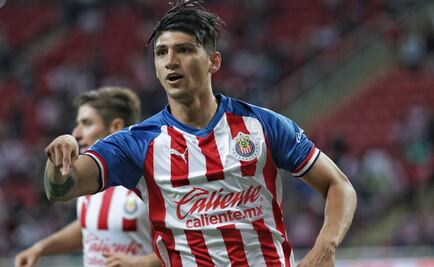 Alan Pulido ignora a Tomás Boy en la celebración de su gol