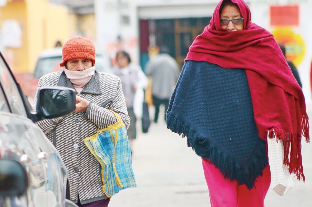 En Álvaro Obregón, las personas se cubren hasta con tres capas de ropa (ARIEL OJEDA. EL UNIVERSAL)