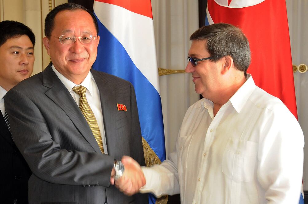 El ministro de Relaciones Exteriores de Cuba, Bruno Rodríguez y el ministro de Relaciones Exteriores de la República Popular Democrática de Corea (RPDC), Ri Yong-ho (Foto: Xinhua)