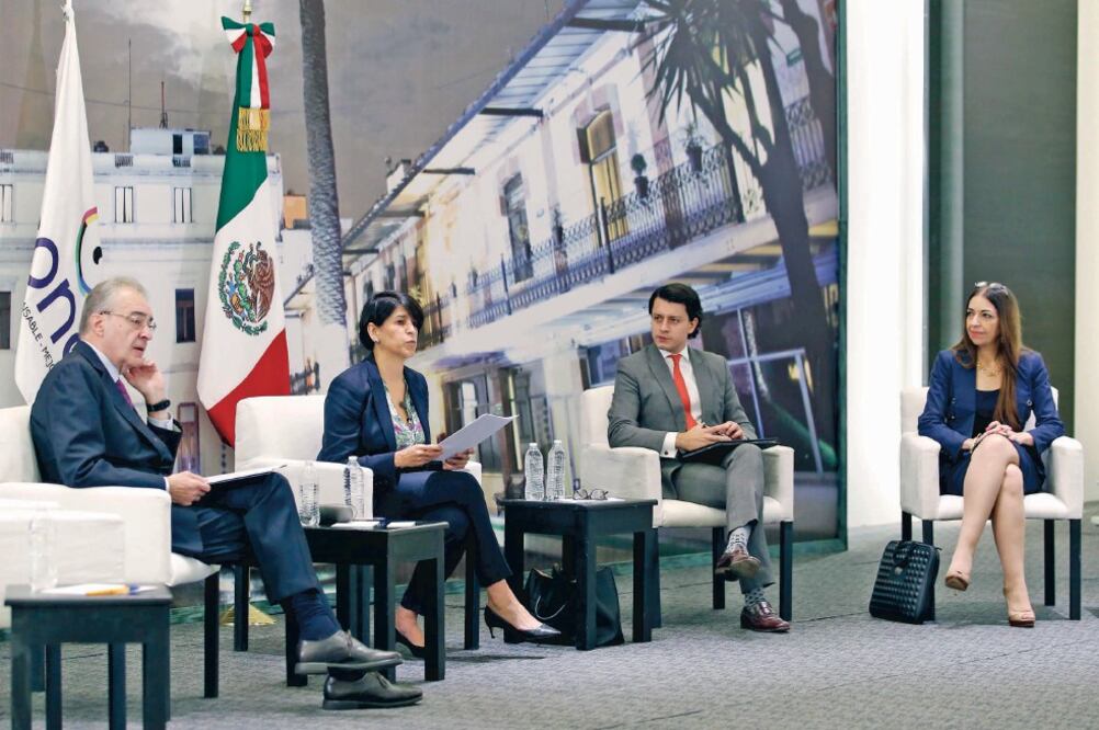 Angela Quiroga, titular de la Conavim (segunda de izq. a der.), en su participación en el foro Creatividad Libre de Estereotipos. Foto: AGUSTÍN SALINAS. EL UNIVERSAL