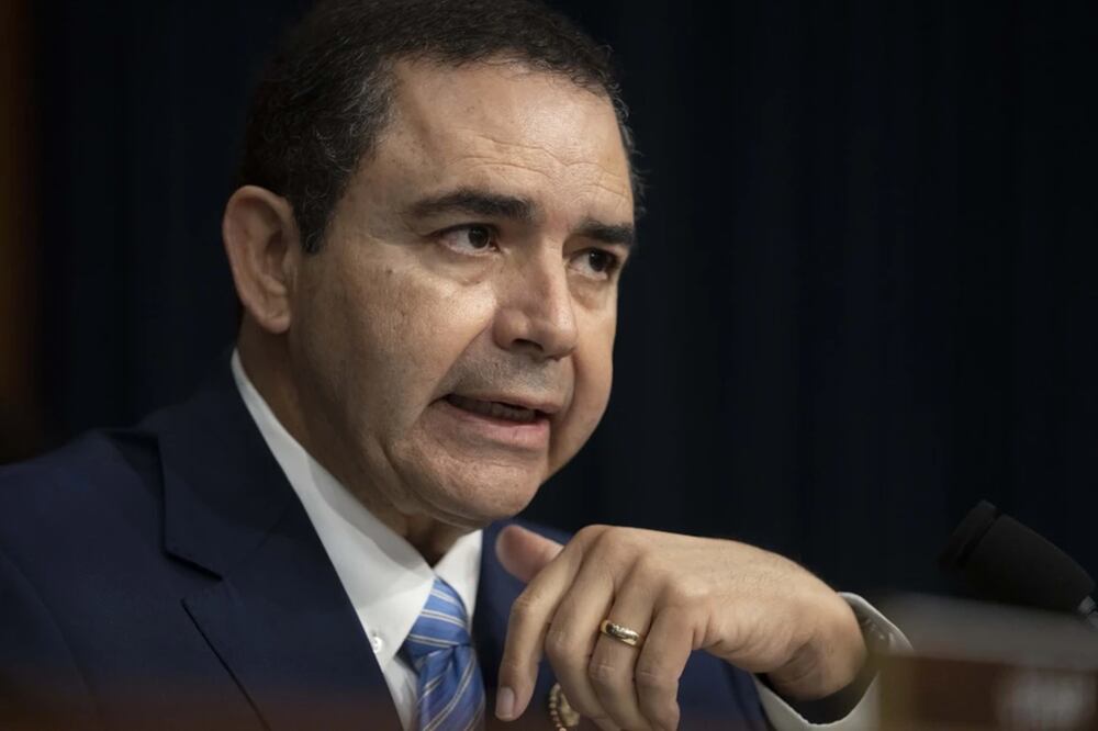 El representante Henry Cuellar, demócrata por Texas, habla durante una audiencia del Subcomité de Seguridad Nacional del Comité de Asignaciones de la Cámara de Representantes con el Secretario de Seguridad Nacional, Alejandro Mayorkas, en el Capitolio, el 10 de abril de 2024, en Washington. Foto: AP
