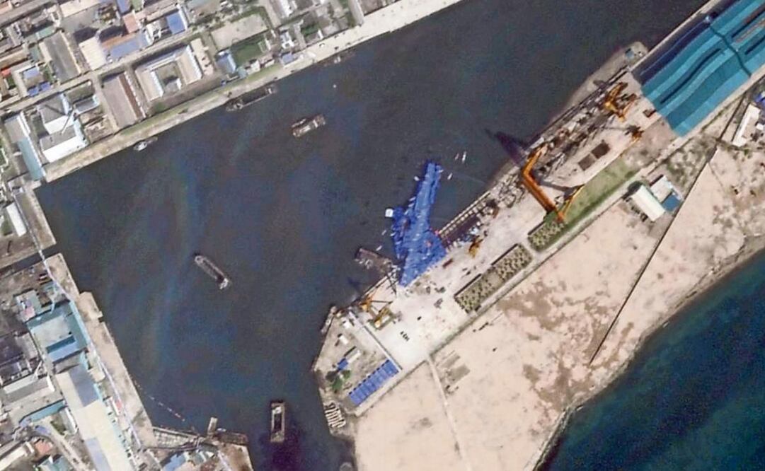 Imagen satelital muestra una lona azul que cubre un destructor norcoreano tras lanzamiento fallido. (23/05/25) Foto: AP