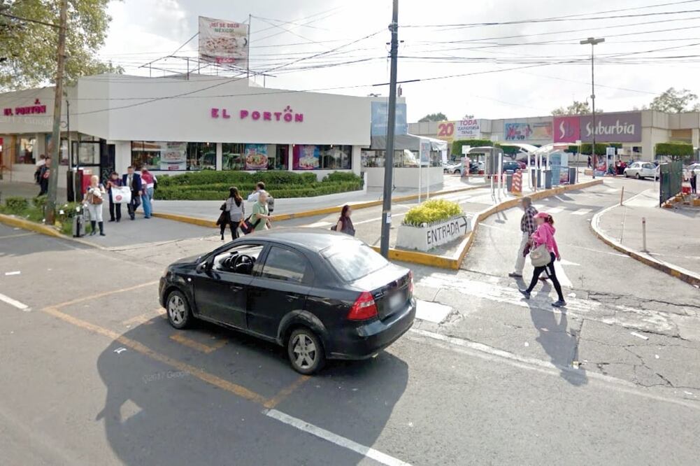 Los sujetos ingresaron después de las 22:00 horas del domingo pasado al Suburbia ubicado en Miguel Ángel de Quevedo y Universidad. (ESPECIAL)