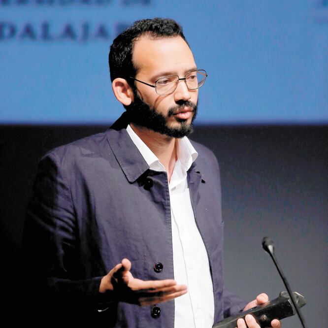 Rodrigo Blanco Calderón, junto con su esposa, dejó Venezuela en 2015; radicaron tres años en París y ahora se han trasladado a Málaga. FRANCISCO GUASCO.EFE