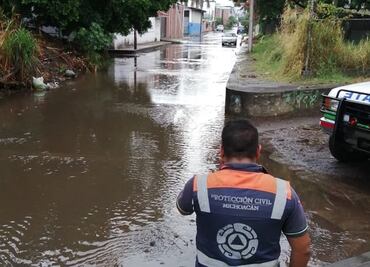 Desfogue de presa en Morelia provoca inundaciones en varias colonias; vecinos colocan costales de arena para evitar daños en casas