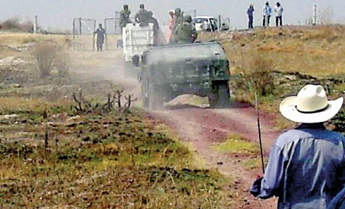 Campesinos, machete en mano, formaron una valla, por lo que soldados y trabajadores optaron por retirarse. Sólo intercambiaron agresiones verbales (EMILIO FERNÁNDEZ. EL UNIVERSAL)