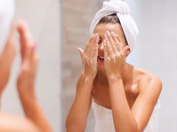 Cómo hacer la doble limpieza del rostro