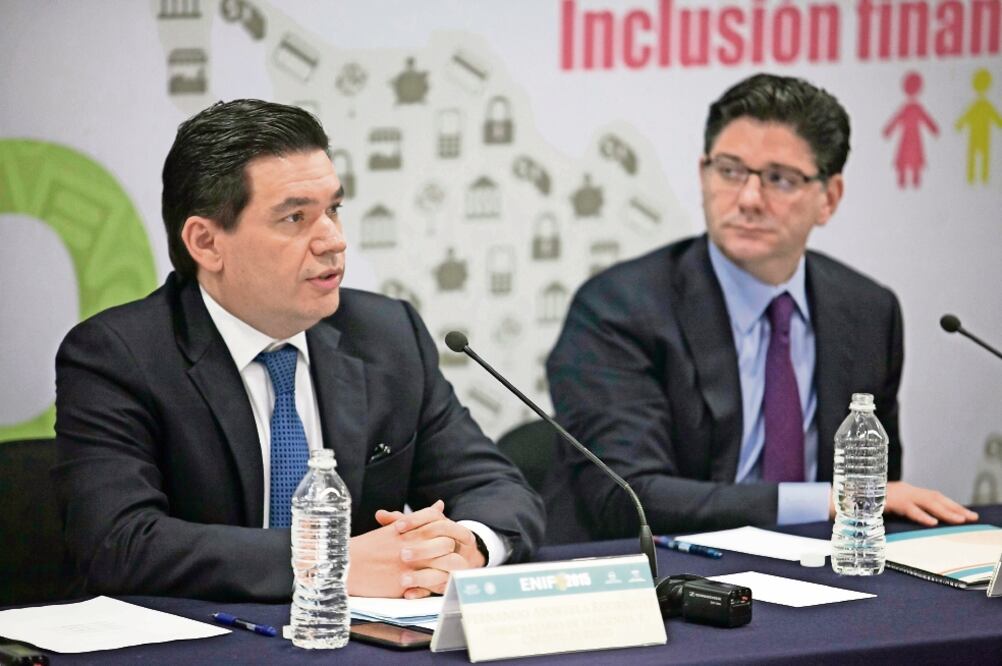 Fernando Aportela, subsecretario de Hacienda, y Jaime González Aguadé, titular de la CNBV, en la presentación de la encuesta de inclusión financiera (YADÍN XOLALPA. EL UNIVERSAL)