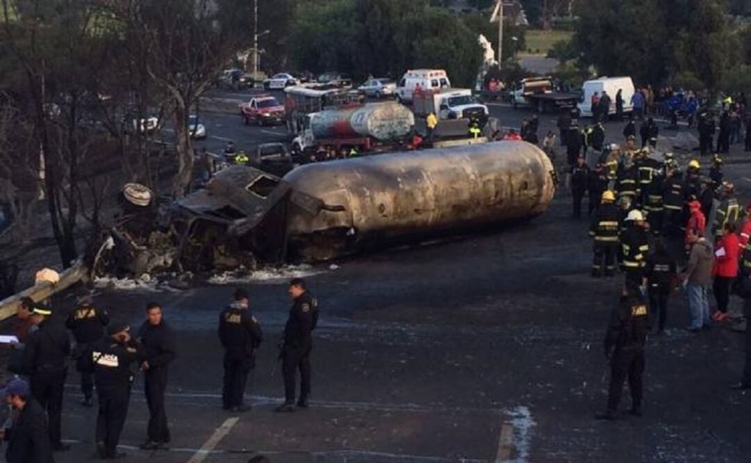 The explosion also damaged four houses and 10 businesses. (Photo: Fernando Ramírez / EL UNIVERSAL) 