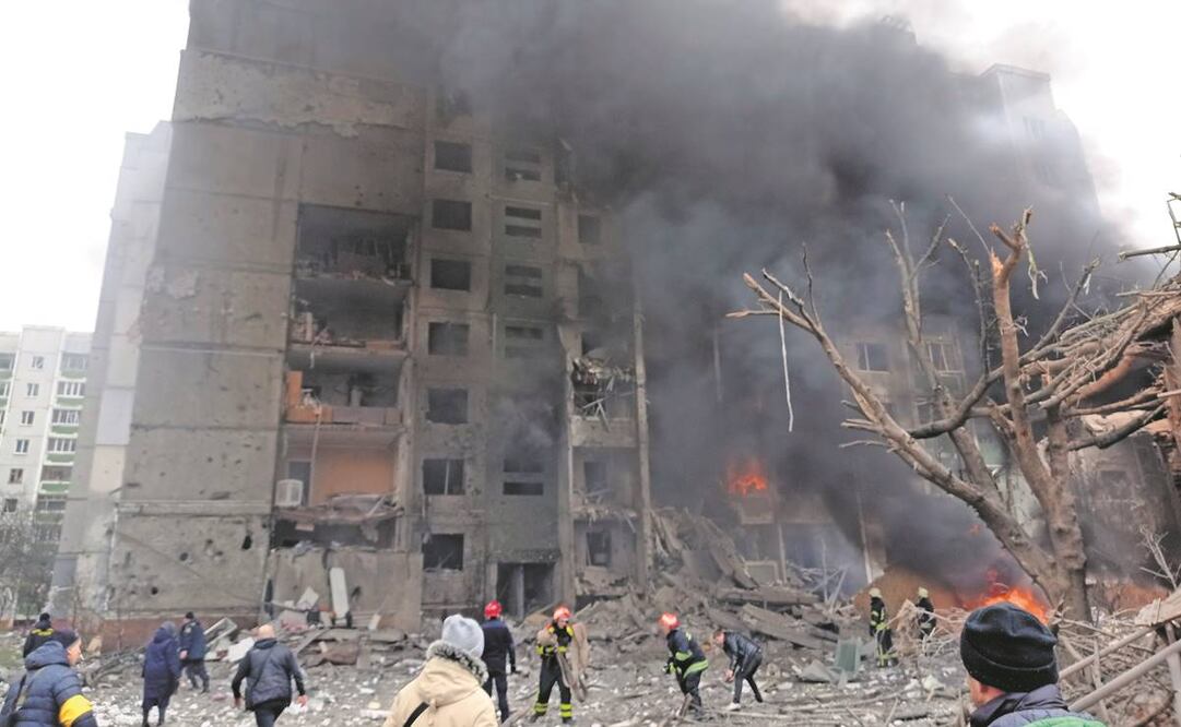 Bomberos buscan apagar un incendio, después de un ataque aéreo ruso en Chernigov; un bombardeo en la ciudad dejó 33 muertos. Foto: Dmytro Kumaka/ AP.