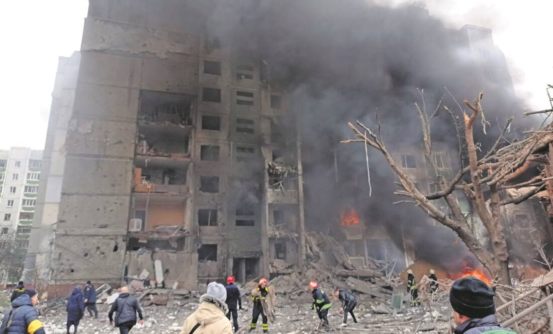 Bomberos buscan apagar un incendio, después de un ataque aéreo ruso en Chernigov; un bombardeo en la ciudad dejó 33 muertos. Foto: Dmytro Kumaka/ AP.