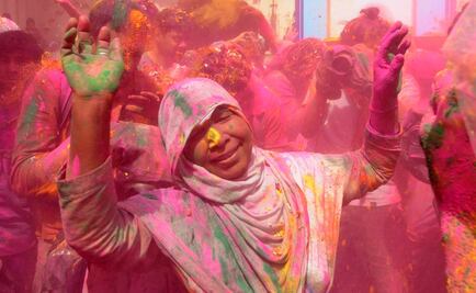 Viudas de la India impregnan su luto de colores