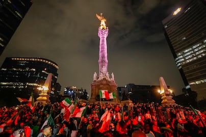 Afición mexicana festeja en el Ángel de la Independencia el campeonato de Copa Oro 
