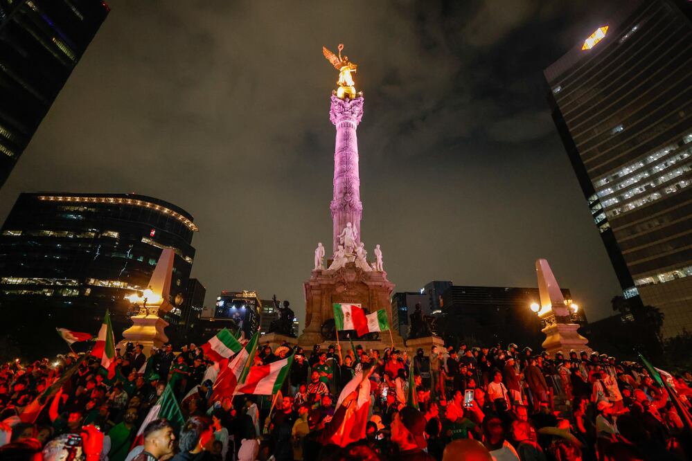 Así festeja la afición mexicana en el Ángel de la Independencia el título de Copa Oro / Fotos: Diego Simón Sánchez - EL UNIVERSAL