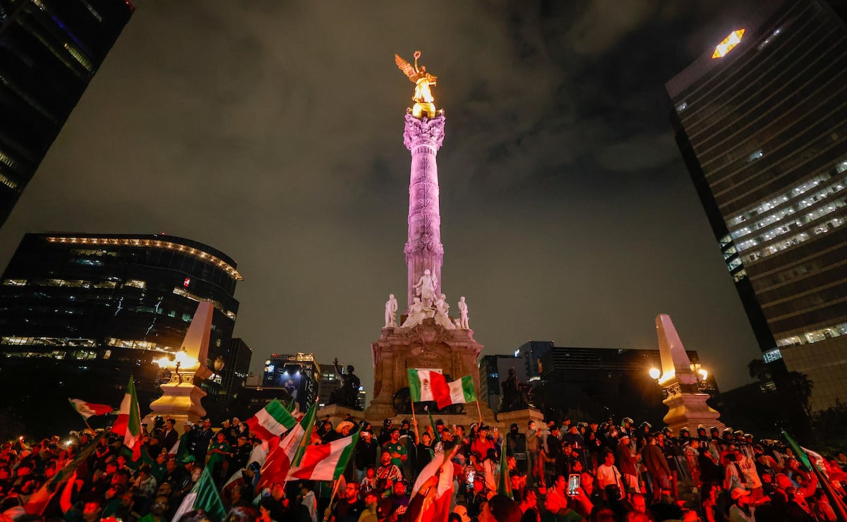Afición mexicana festeja en el Ángel de la Independencia el campeonato de Copa Oro