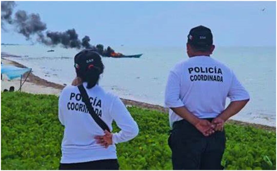 El pasado 7 de agosto pescadores de Telchac Puerto quemaron dos lanchas de foráneos que aseguran llegaron a depredar especies marinas. Foto Especial