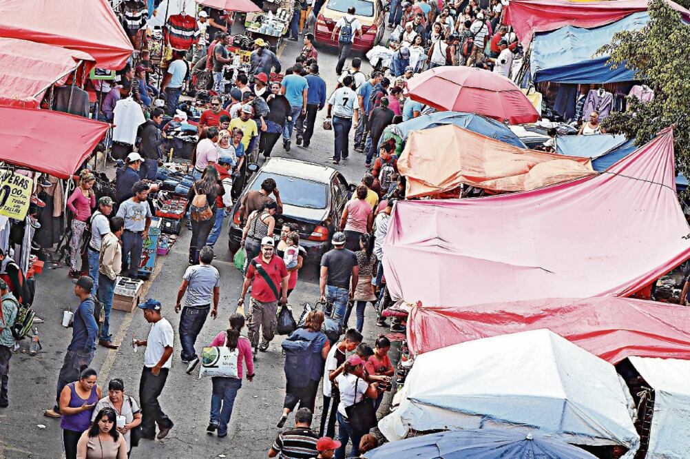 Organizaciones de comerciantes se han apropiado de los espacios públicos sin que tengan el reconocimiento social de las personas vecinas, denuncian (ARCHIVO EL UNIVERSAL)